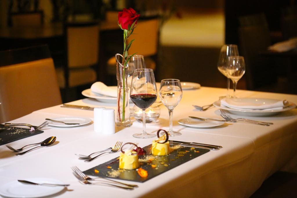 Mds Hotel Calama Esterno foto A restaurant table set for fine dining