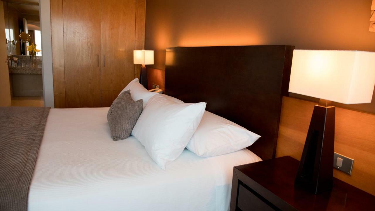 Mds Hotel Calama Esterno foto A bed with pillows